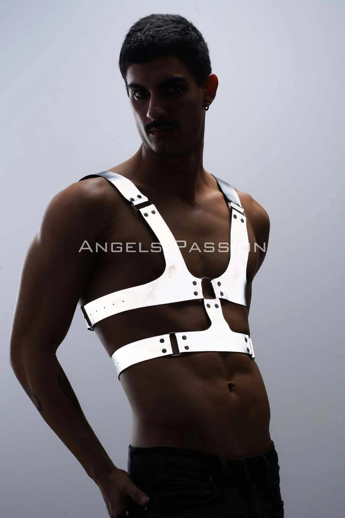 festival sahne kombininde beyaz sert bantlı erkek harness tam görünüm
