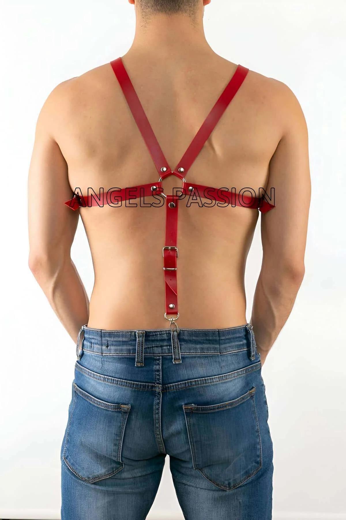 erkek fantazi giyim kırmızı göğüs harness yan açı omuz kayışı detayı