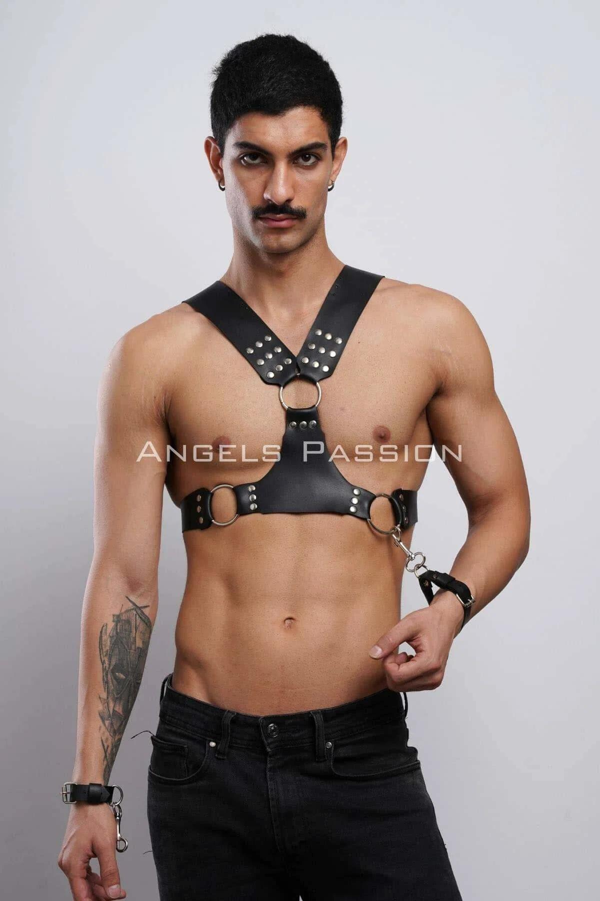 Siyah vegan deri erkek harness bel bandı gümüş metal toka ve O-halka yakın çekim