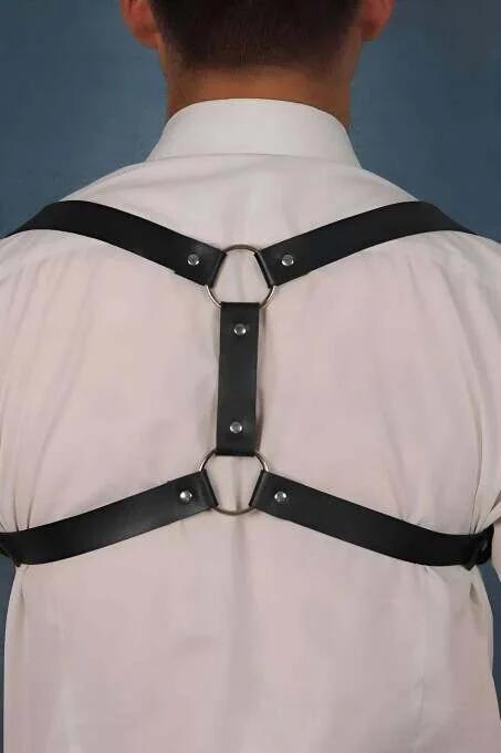 siyah PU deri erkek harness arka bant detayı gümüş O-ring birleşimi