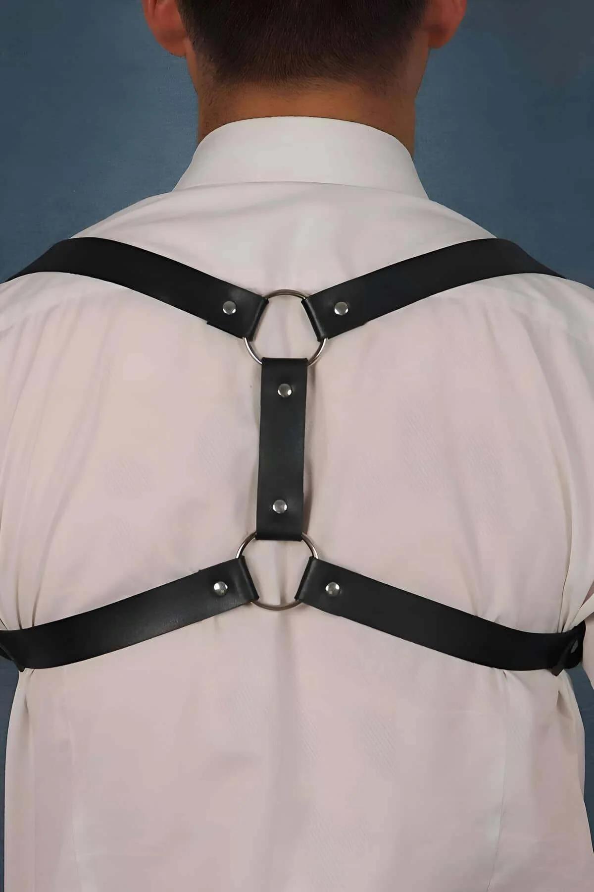 erkek göğüs harness siyah bantlar beyaz gömlek üzerinde festival kombinasyonu