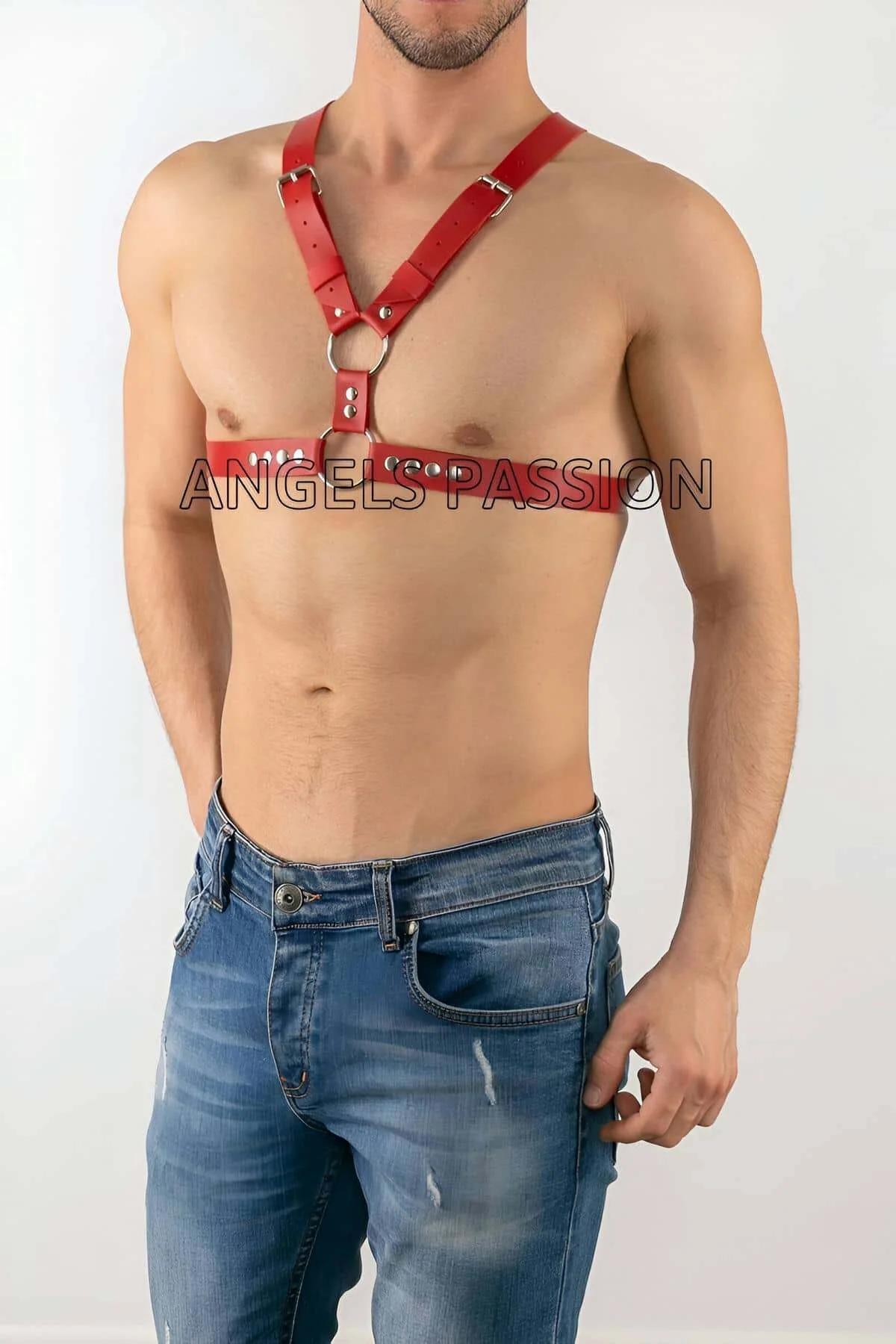 kırmızı faux leather erkek harness gümüş metal toka omuz kayışı detayı