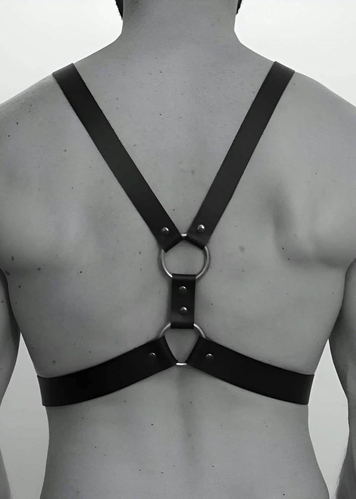 siyah PU deri harness kemer omuz tokaları ve perçinli bel bandı yakın çekim