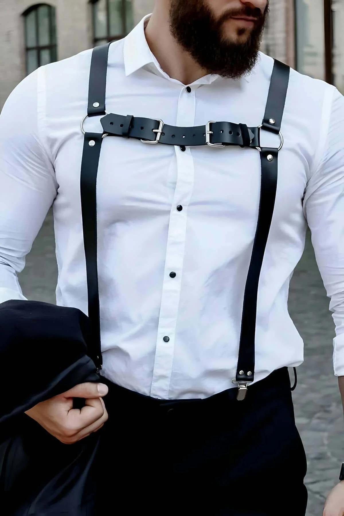 Erkek deri harness sırtta Y-birleşim noktası gümüş perçin detayı