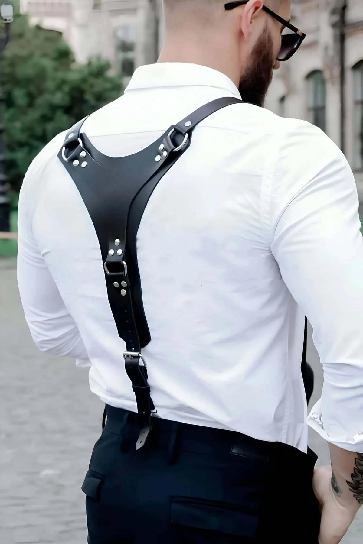Siyah PU harness bel ayar tokası ve alt D-halka yakın çekim