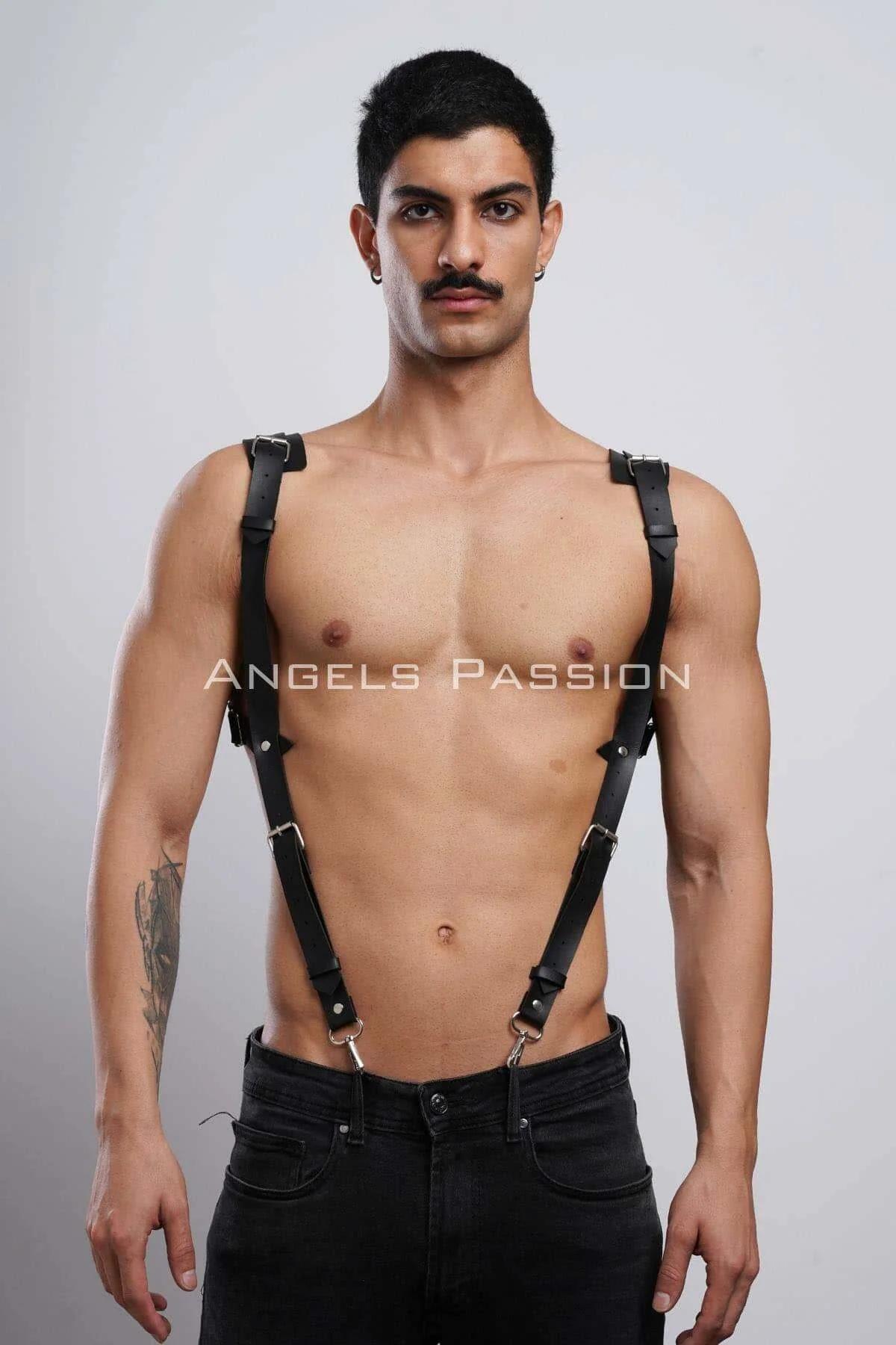 Siyah erkek harness aksesuar omuz ve göğüs çapraz bant tam görünüm