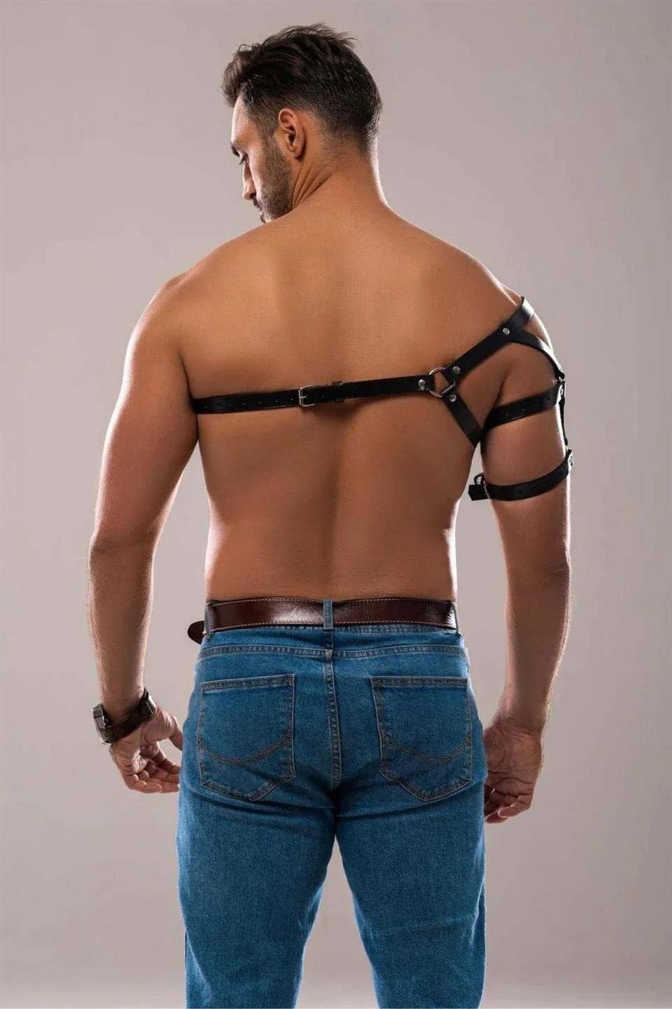 Siyah PU deri erkek harness omuz kayışı yan açı detayı, gümüş toka