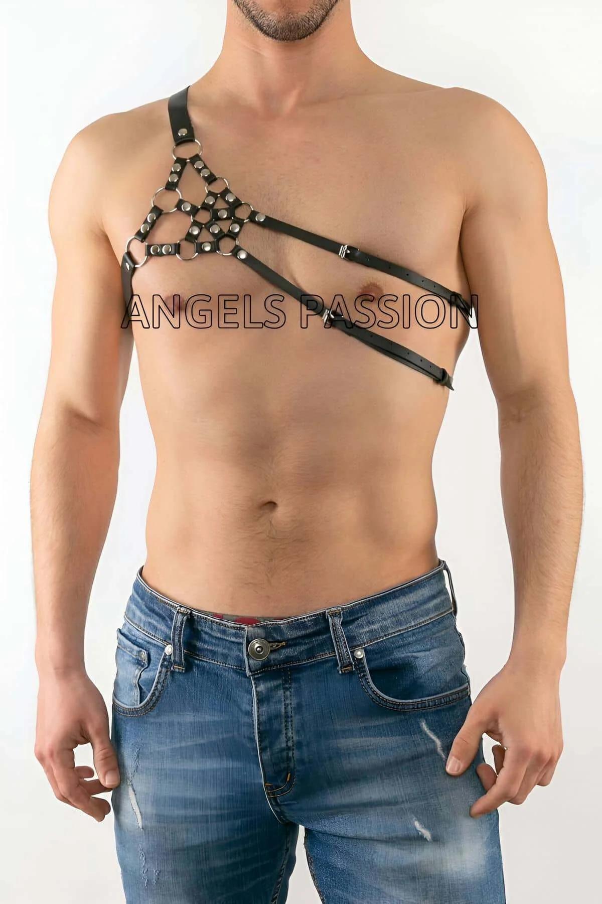 Siyah vegan deri erkek harness sol omuz kayış demeti ve gümüş toka yakın çekim