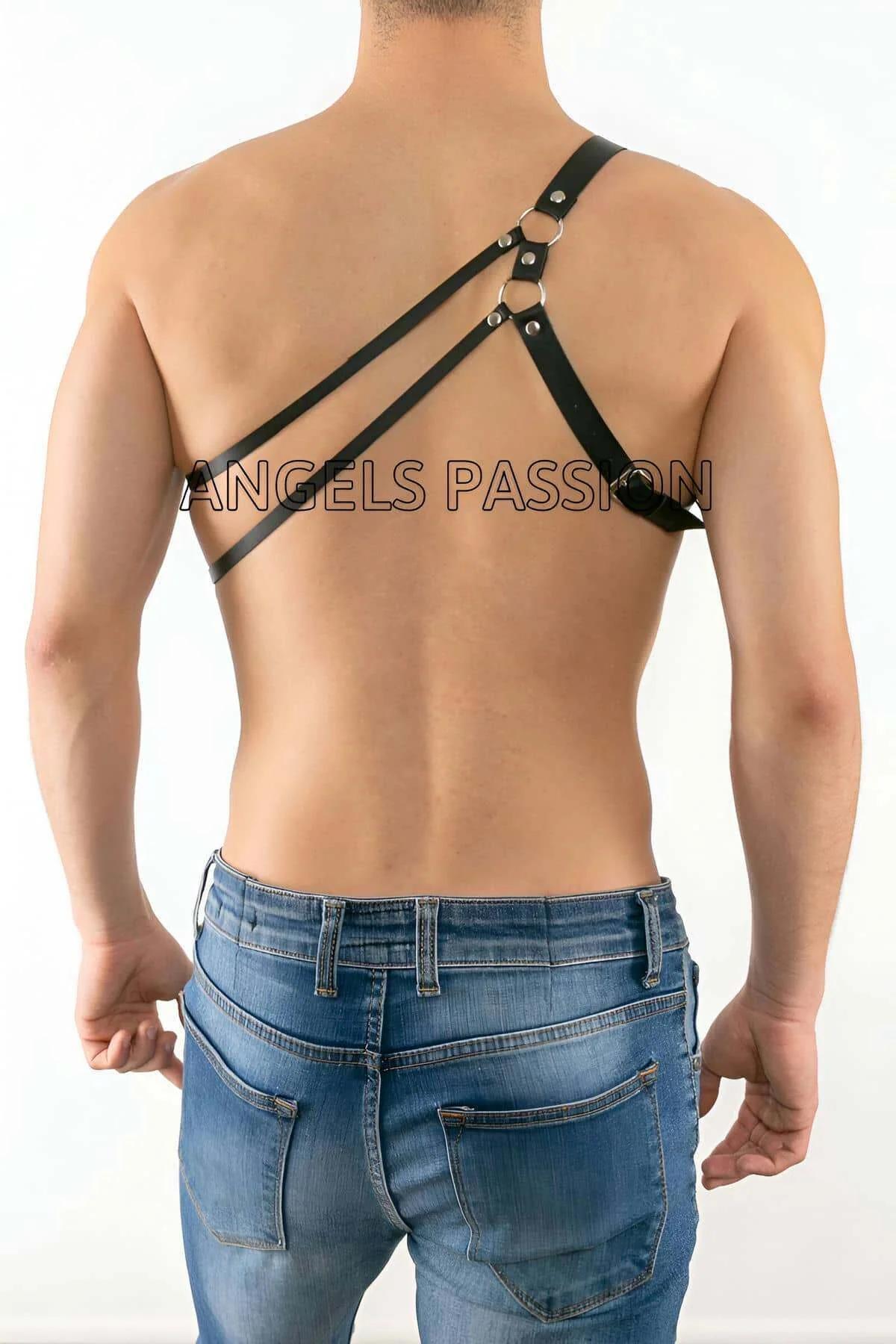 Erkek fantazi iç giyim tek omuz harness mavi kot pantolon kombinasyonu ön görünüm