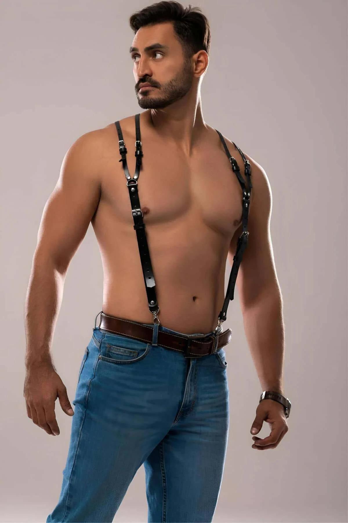 Erkek omuz harness siyah deri kayış göğüs orta halka detayı önden görünüm
