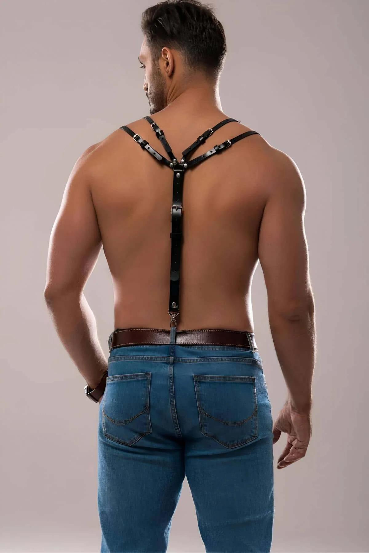 Ayarlanabilir siyah deri harness metal toka omuz ve bel ayar noktaları detayı