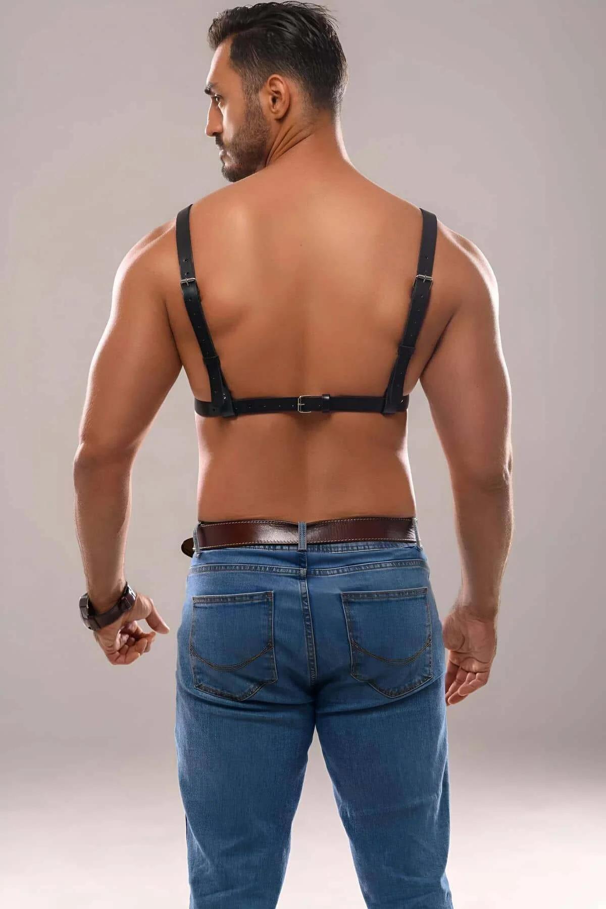 mat siyah metal O-ring ve çapraz kayış yapısı yakın plan harness