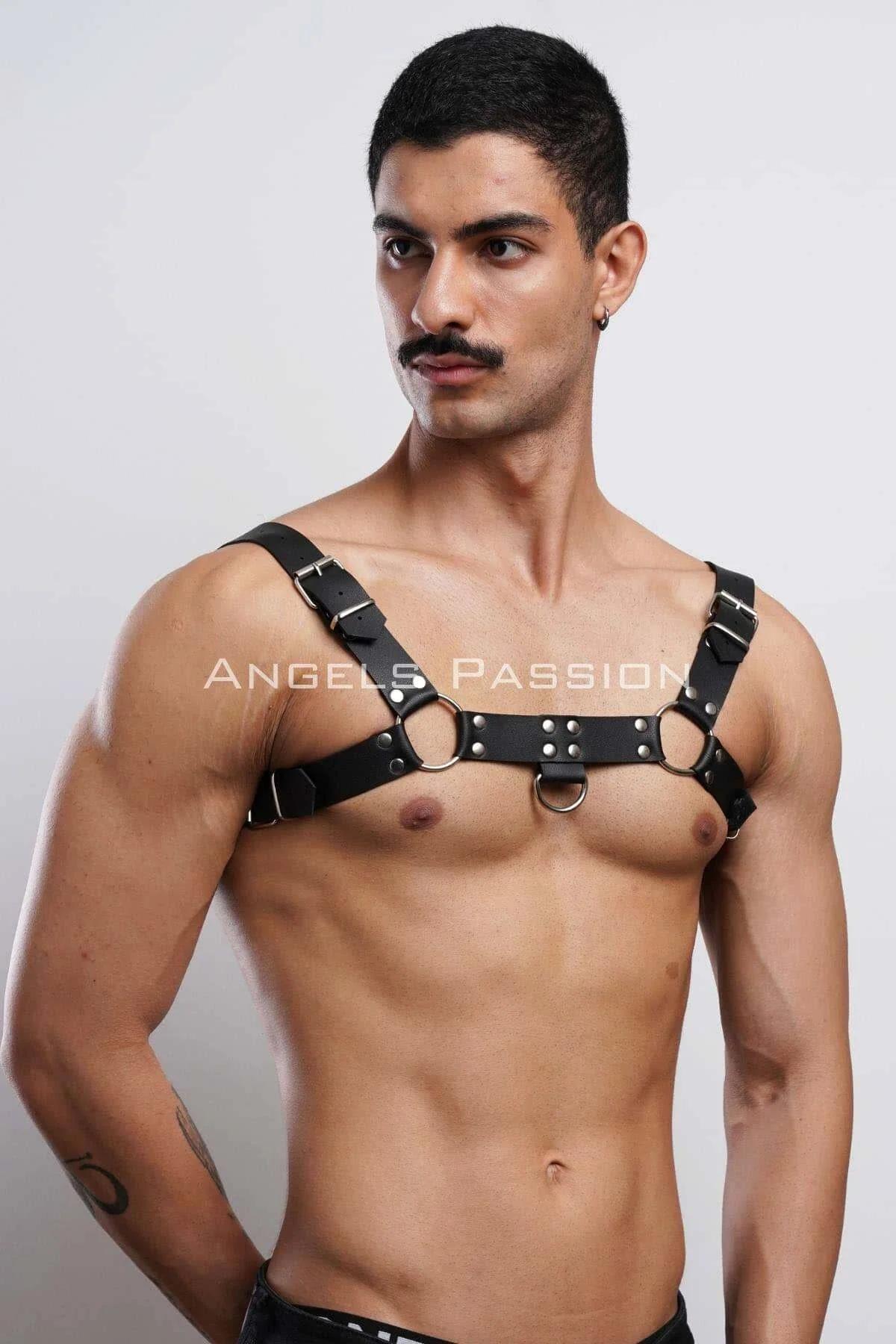 siyah vegan deri erkek fantazi harness D-ring alt detay ve rivet perçin