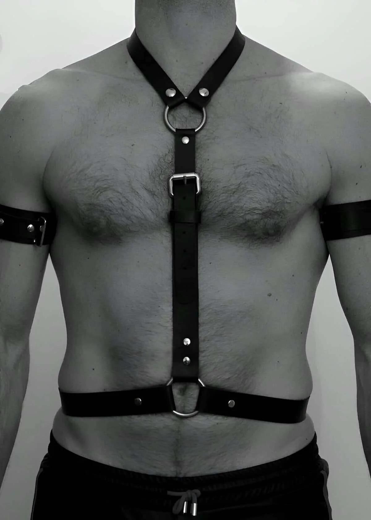 siyah PU deri erkek harness gümüş perçin ve O-halka yakın çekim ön görünüm