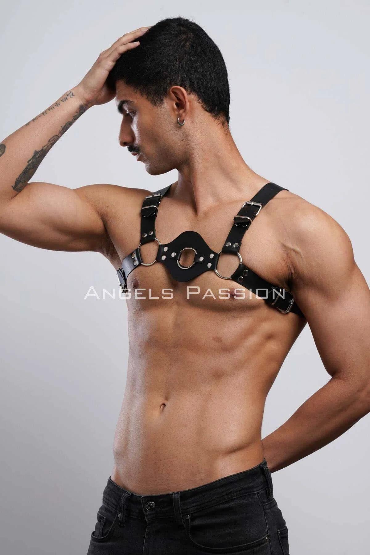 erkek deri fantezi harness arka açı omuz kayışı ve metal toka görünümü