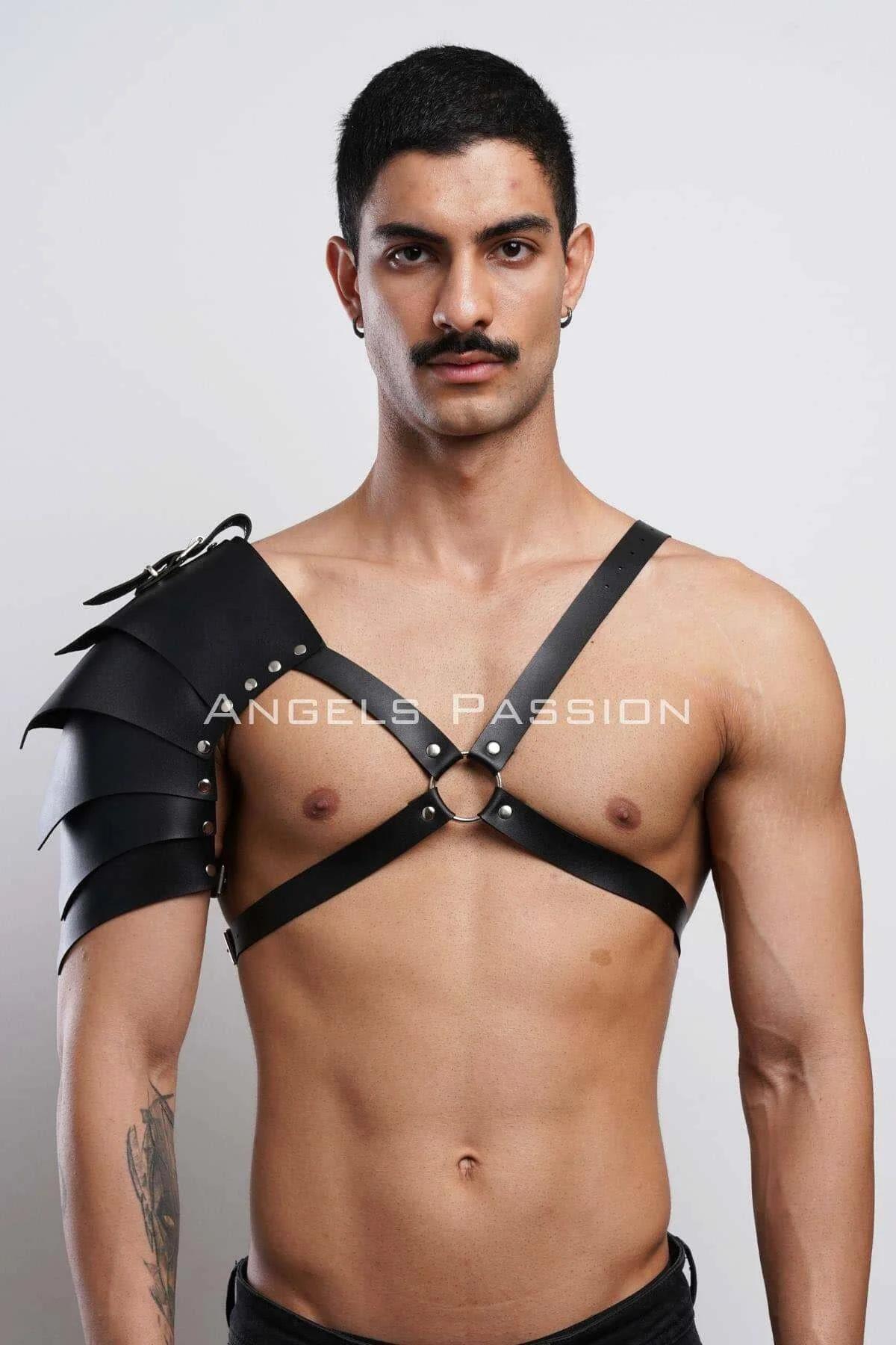 siyah metal O-ring göğüs bandıyla gladyatör harness ön görünüm