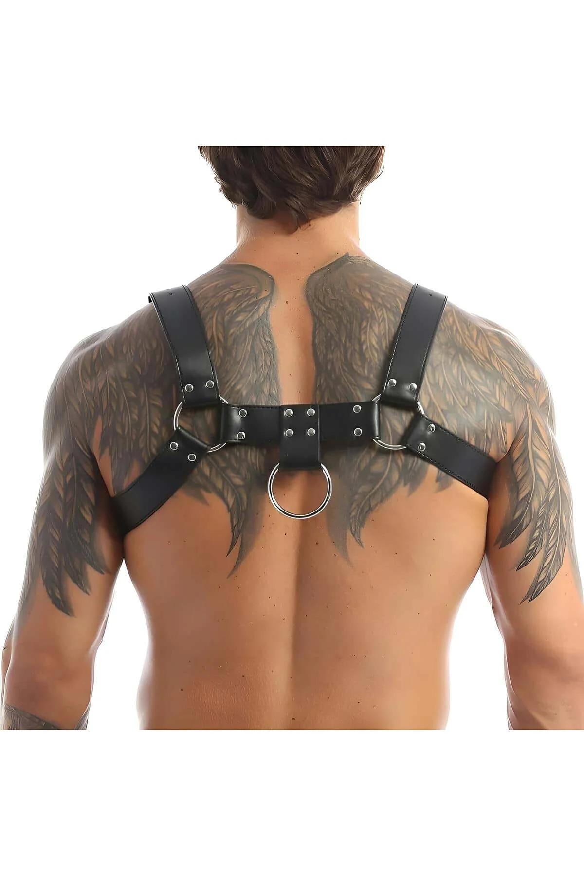 siyah PU deri erkek harness ön görünüm gümüş perçinli göğüs bandı ve dikdörtgen tokalar