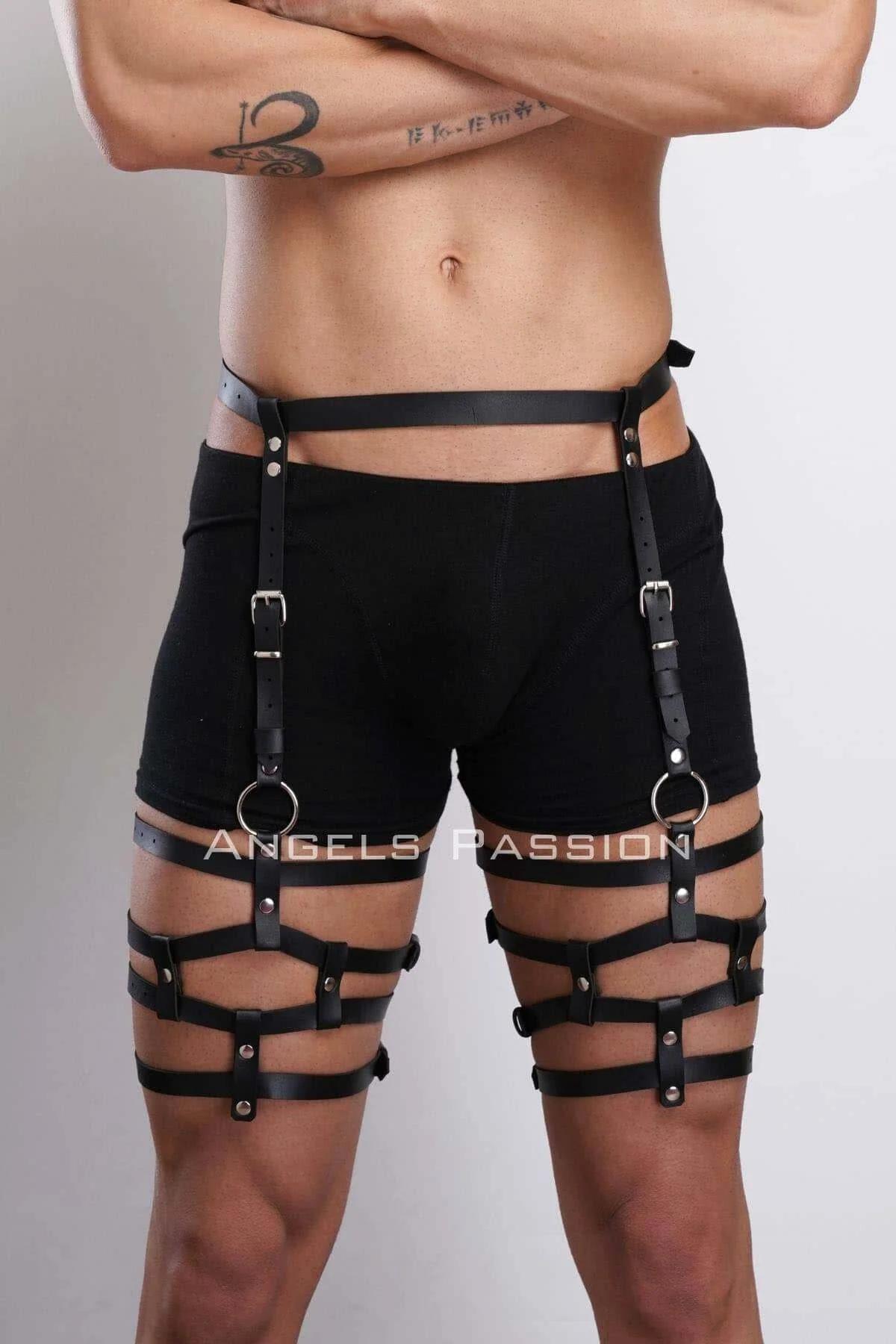 siyah şort üzerinde erkek bacak harness festival kombinasyonu tam boy görünüm
