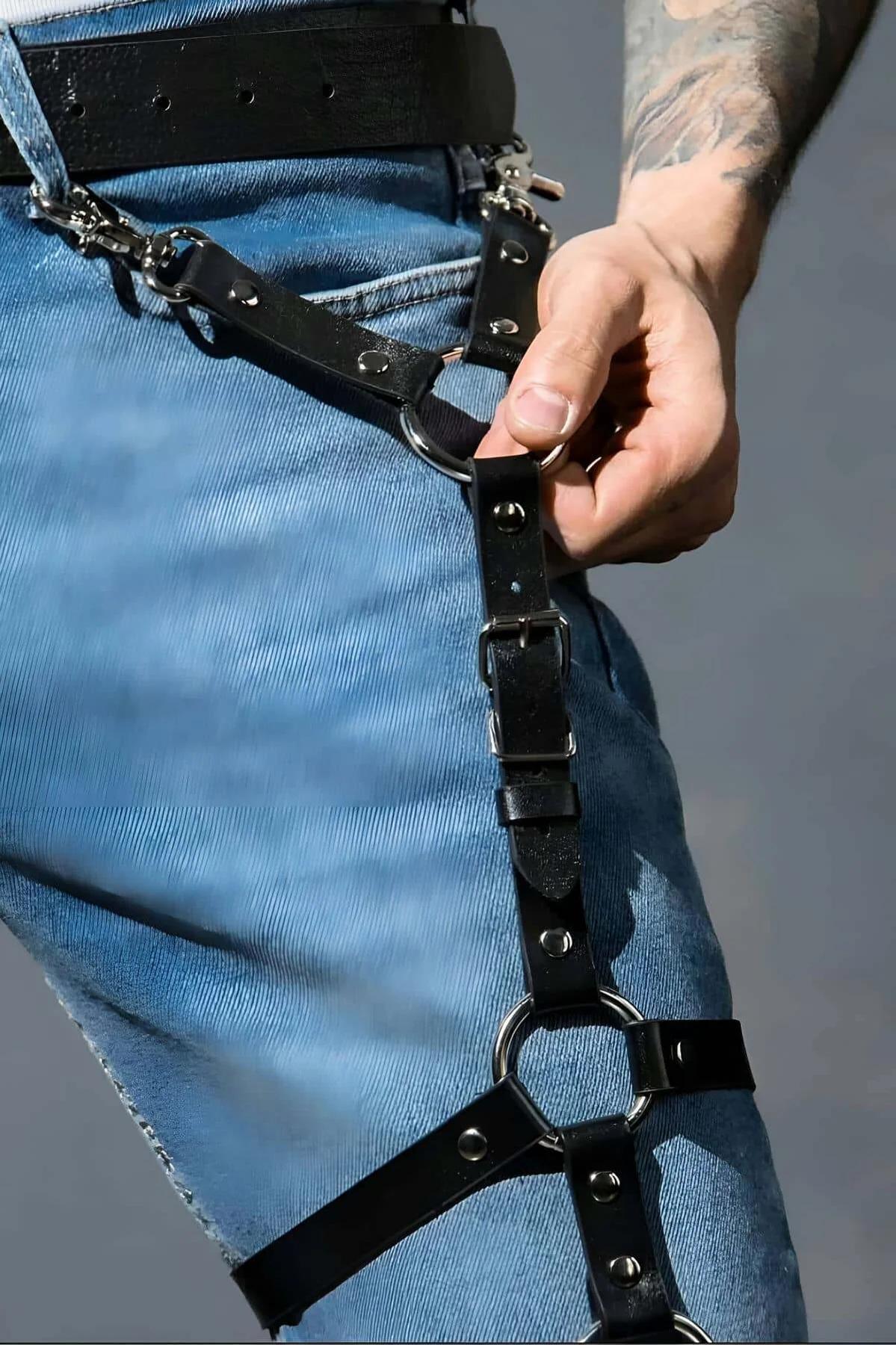 siyah deri bacak harness kemer klipsi detayı gümüş kancalı bağlantı sistemi
