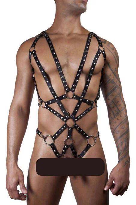 erkek body harness siyah PU şerit gümüş O-ring göğüs ortası yakın çekim