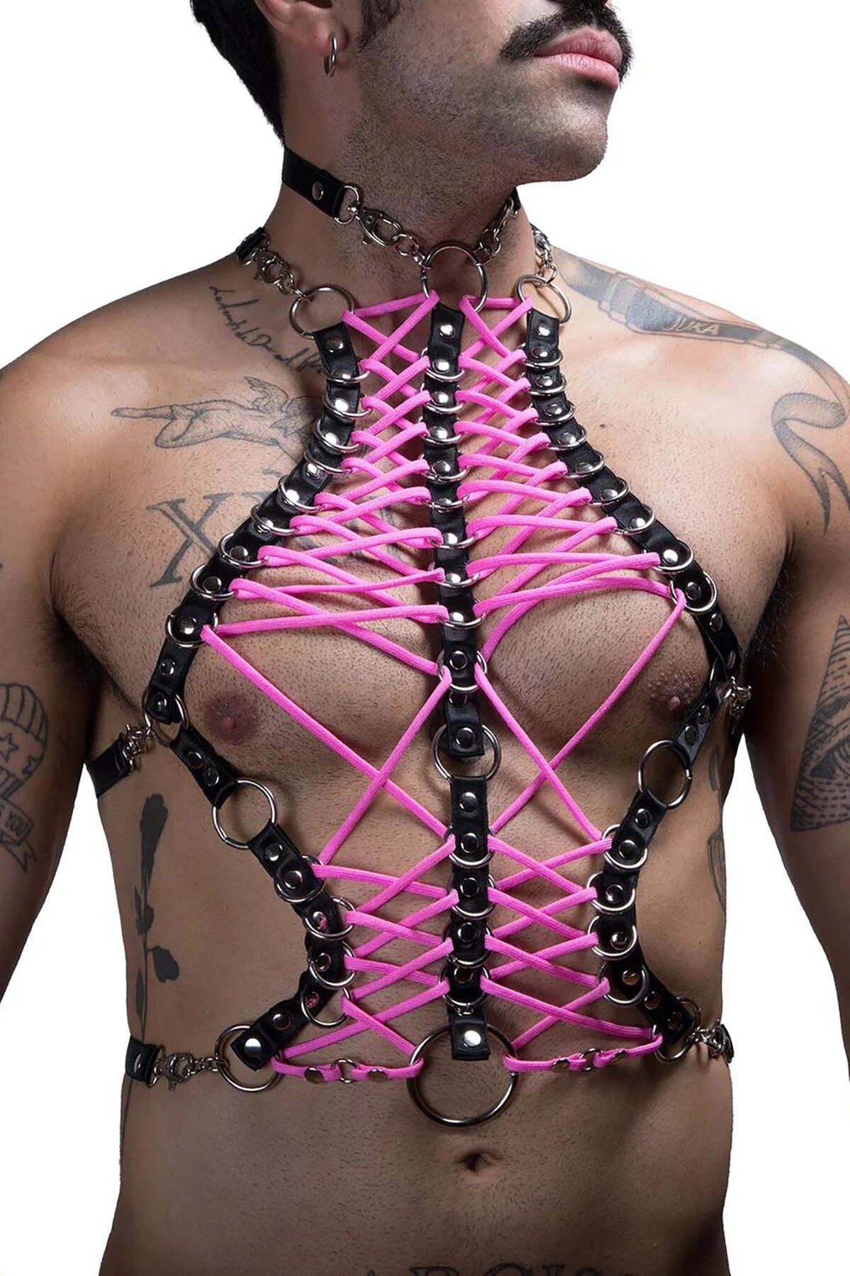 Gümüş O-ring perçin detayı siyah vegan deri erkek harness yakın çekim