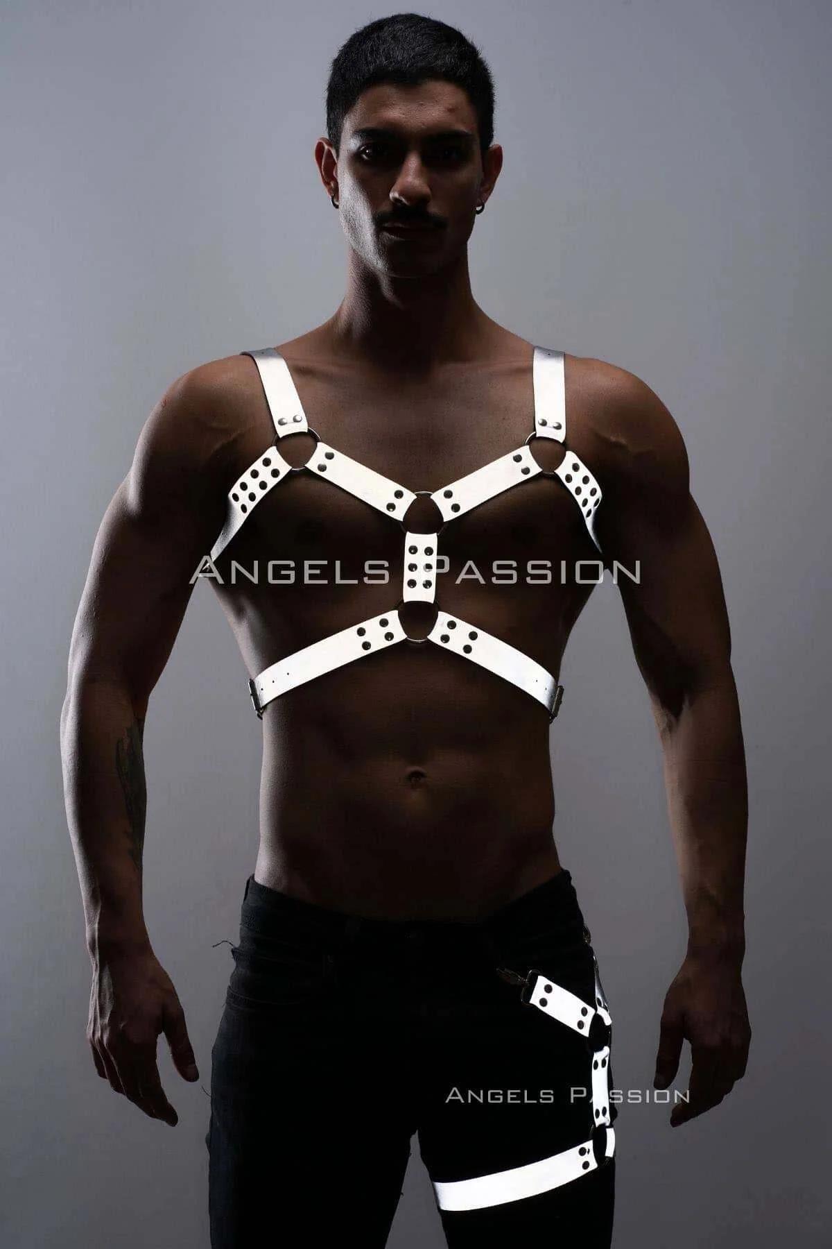 Karanlıkta yansıyan beyaz erkek bacak harness X-biçimli uyluk bandı ve O-halka detayı