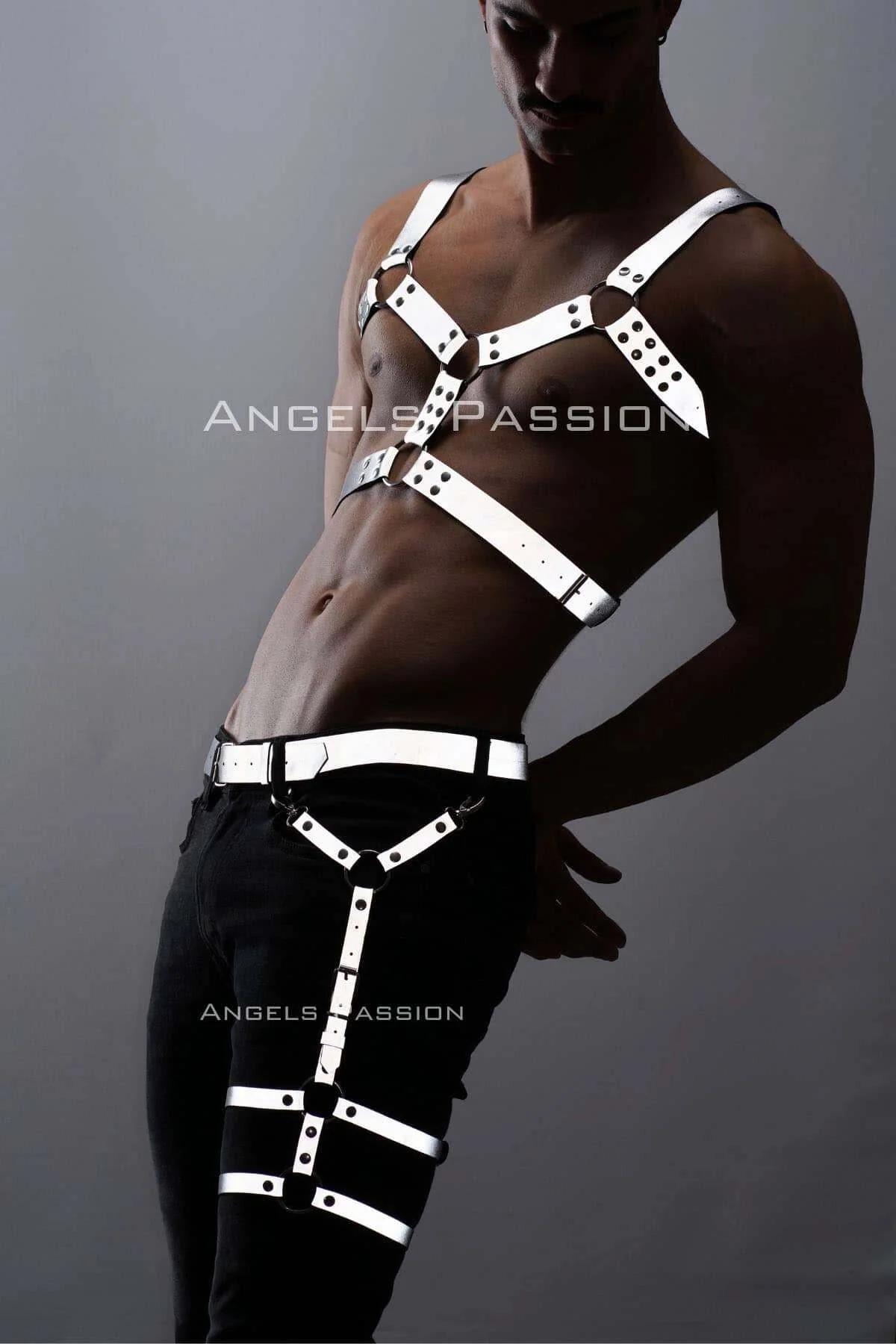 Reflektörlü erkek harness takım arka görünüm, beyaz bant ve siyah metal perçin düzeni