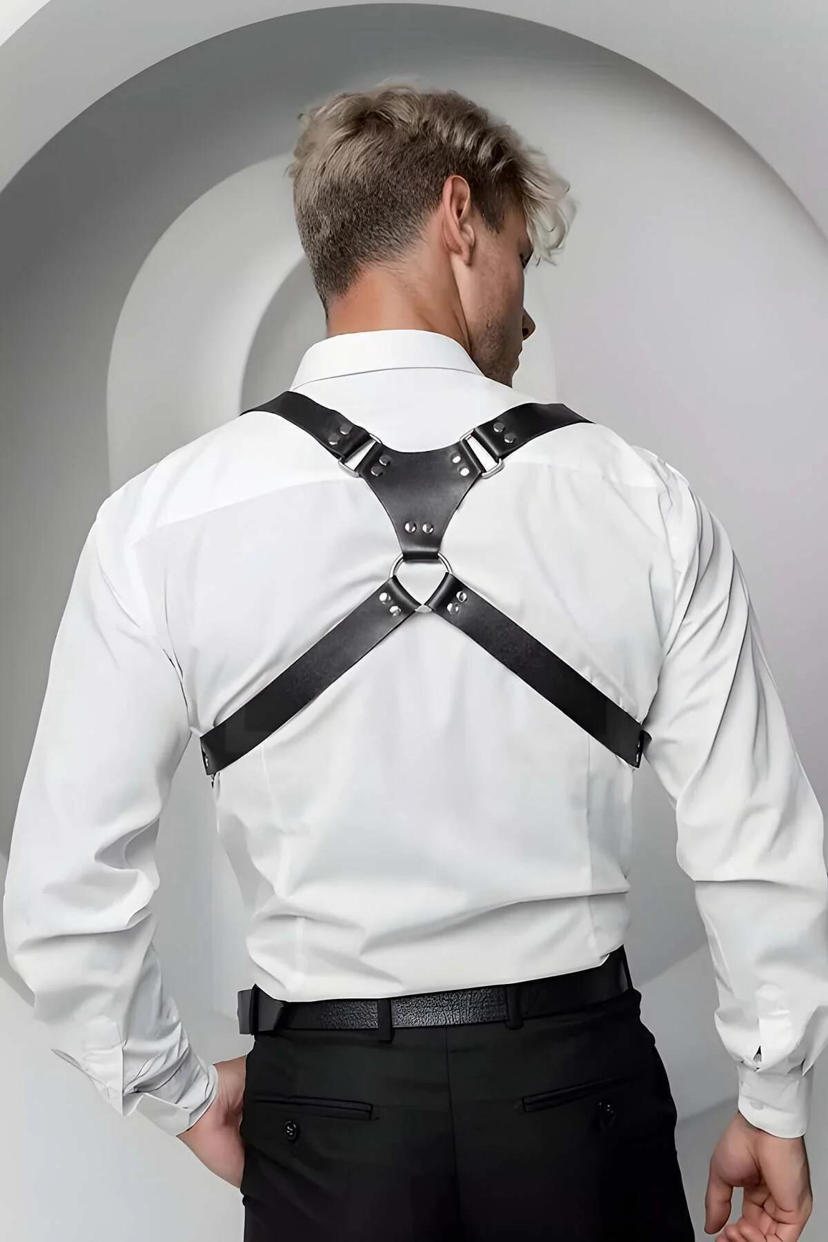 siyah erkek harness kemeri çapraz sırt geometrisi gümüş metal toka detayı