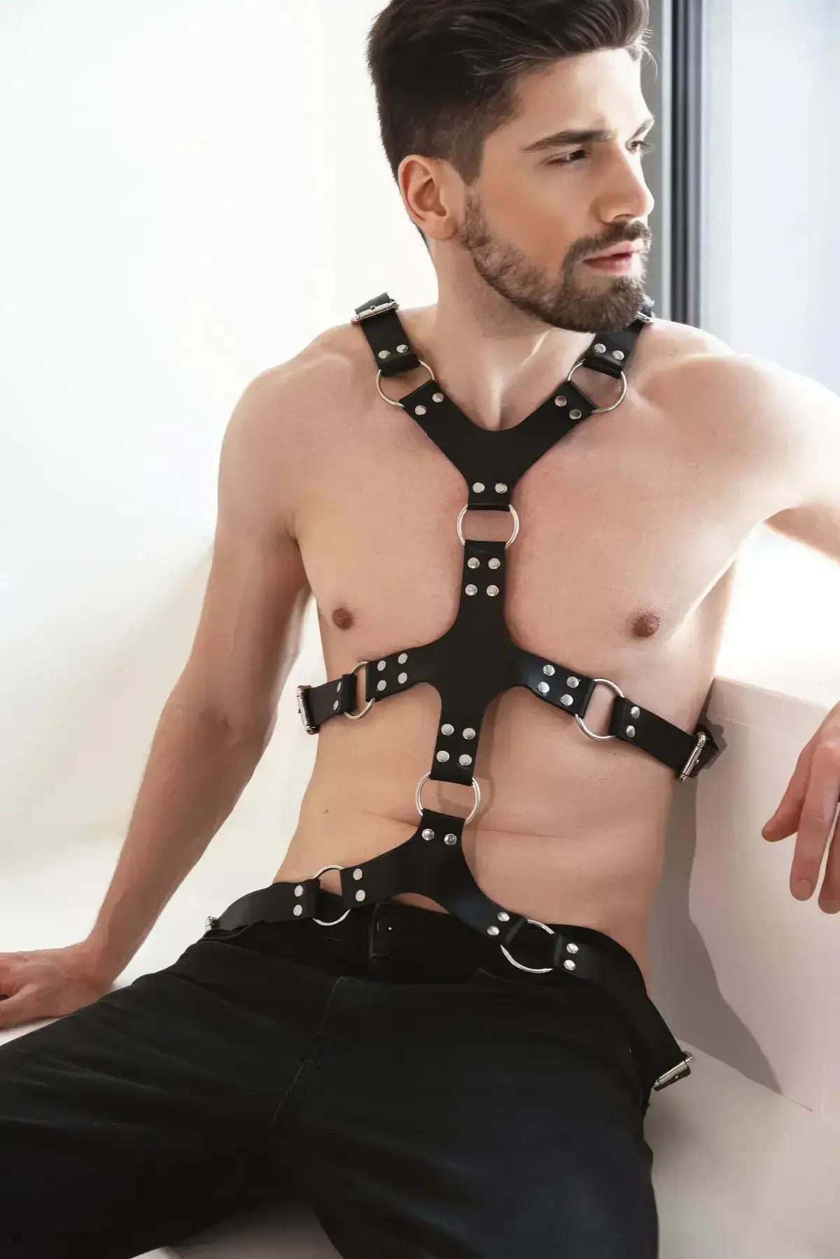 siyah vegan deri erkek harness omuz çapraz şerit ve gümüş toka detayı önden görünüm