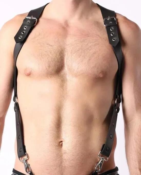 Siyah PU deri erkek harness omuz kayışı ve gümüş metal toka yakın çekim