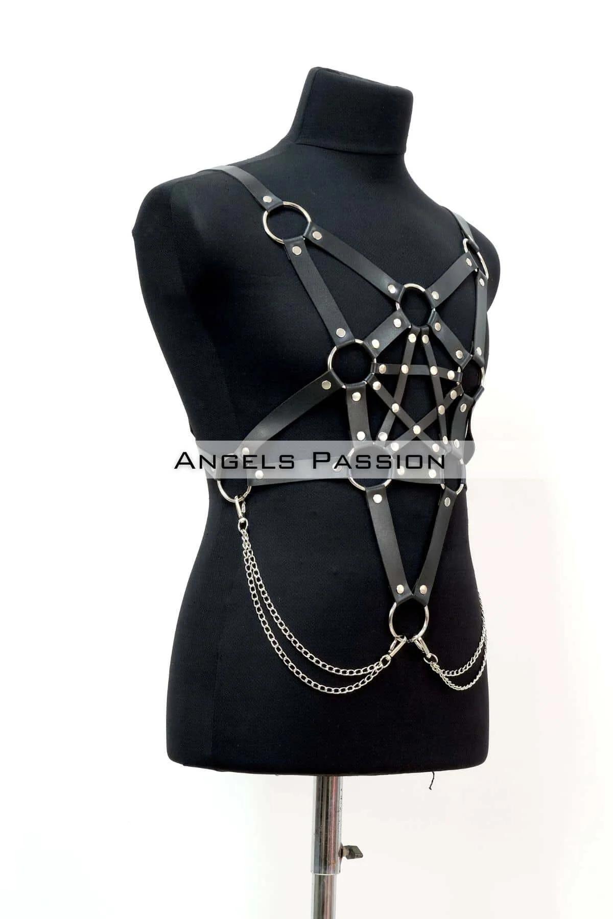 siyah erkek body harness omuz askıları ve metal toka ayar noktaları