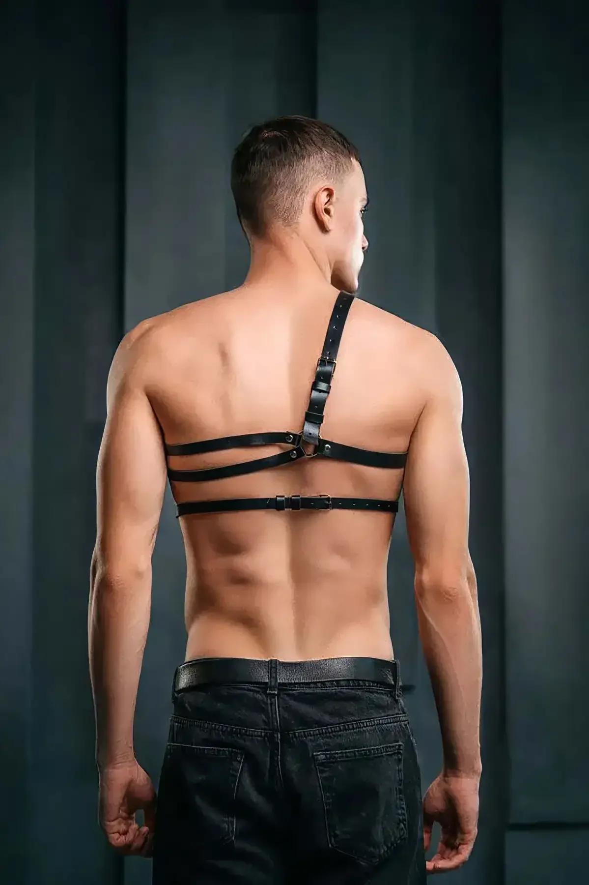 Tek omuzdan askılı erkek harness geometrik bant düzeni önden görünüm