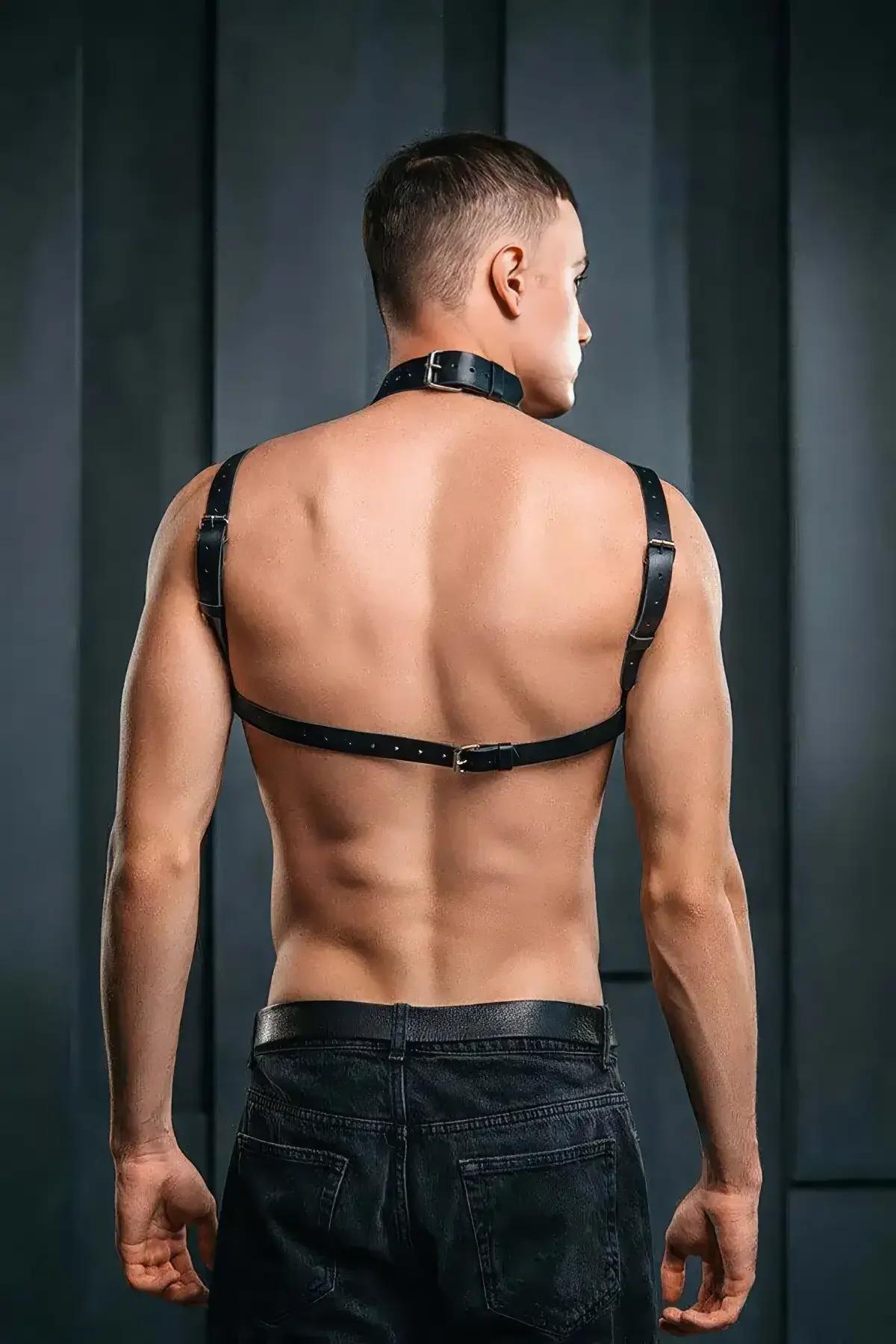 erkek harness altın rengi toka ve perçin detay yakın çekim