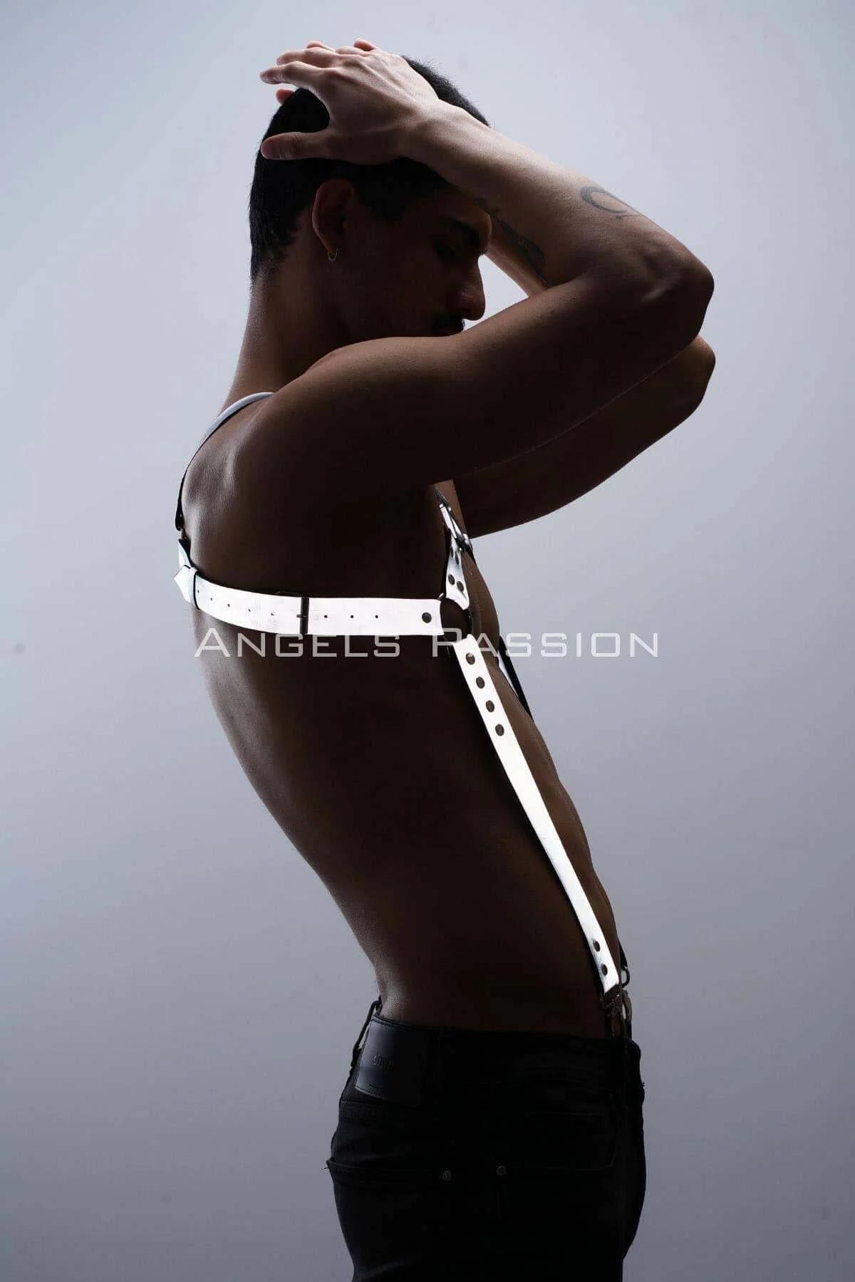 PU esaslı beyaz reflektör bantlı erkek clubwear harness, siyah metal perçin aksam yakın çekim