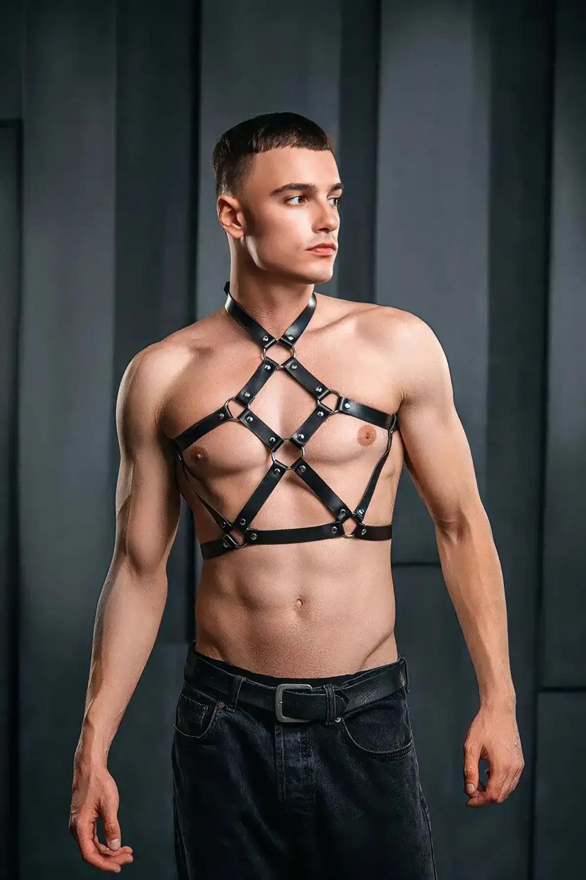 Siyah PU deri erkek harness yan profilden çapraz bant geometrisi