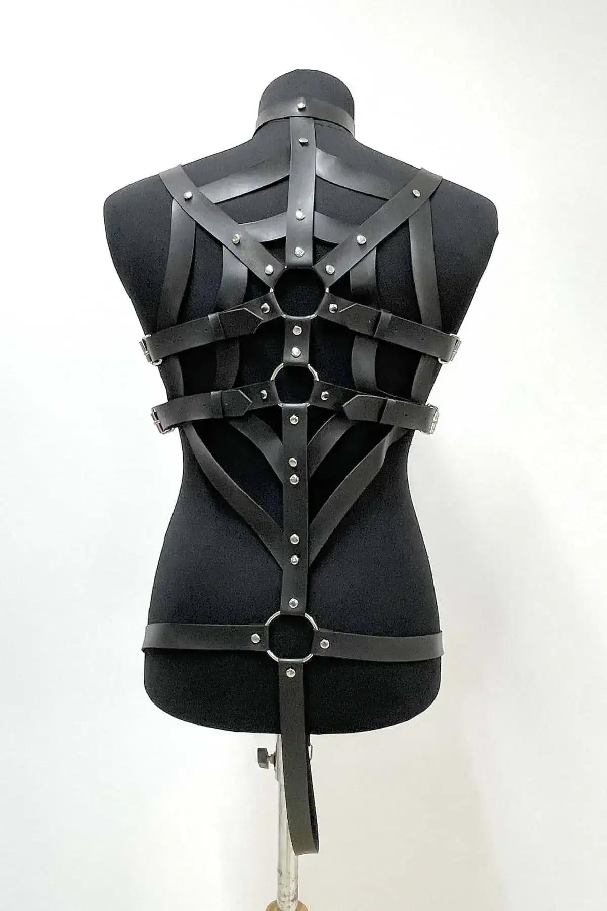 siyah vegan deri erkek harness sırt köşegen bantlar ve metal perçin detayı