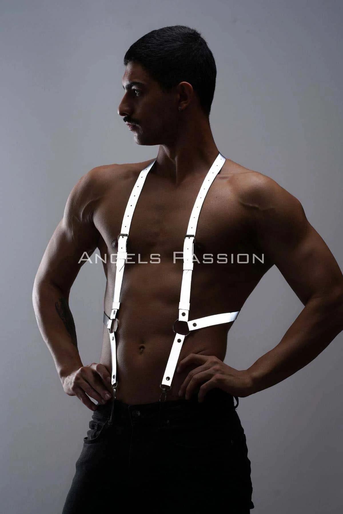 Karanlıkta yansıyan beyaz reflektör erkek harness askısı siyah pantolon üzerine giyim detayı
