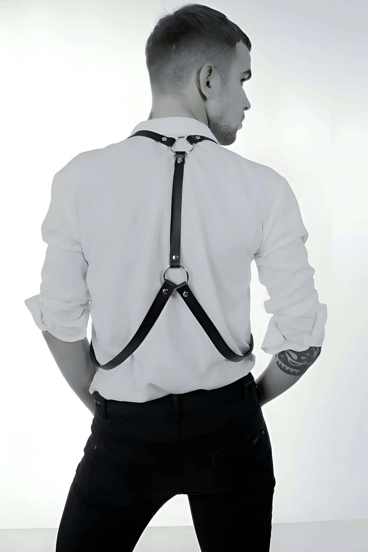 siyah suni deri erkek harness kemer ön görünüm gümüş O-halka göğüs ortası detayı