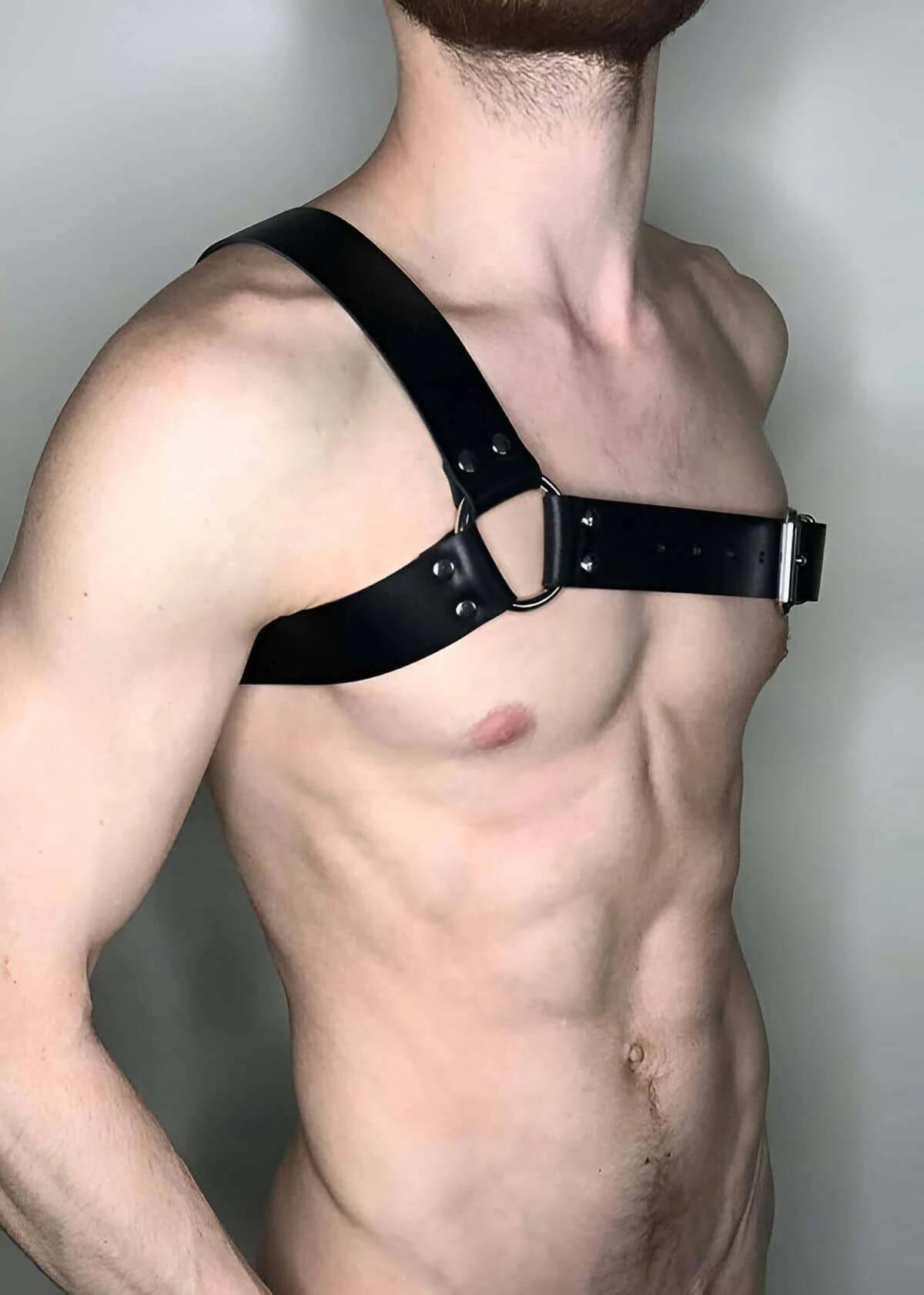 tek omuz siyah harness sol omuz diyagonal bant detayı ve gümüş perçinler