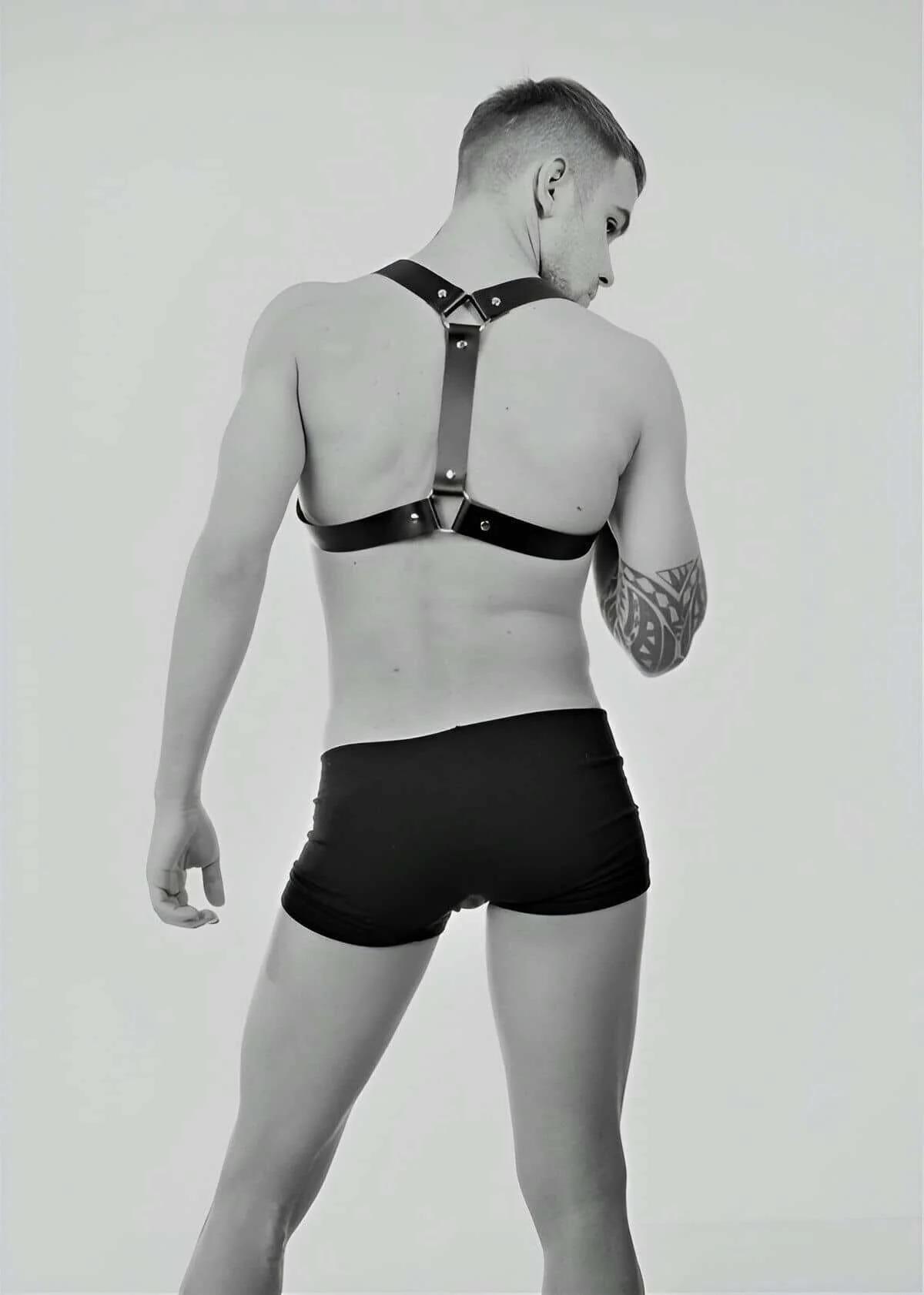 Siyah vegan deri erkek harness omuzdan göğse çapraz kayış detayı gümüş metal toka