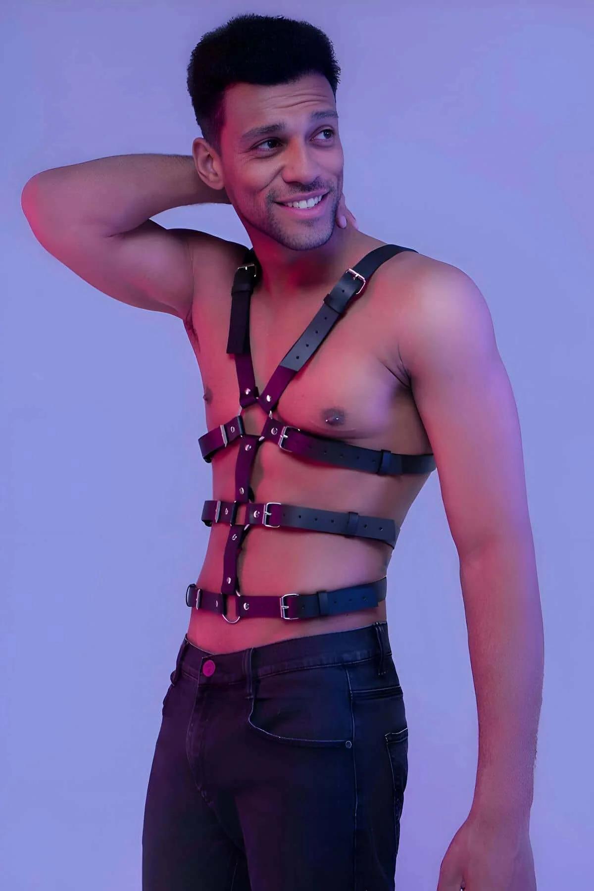 erkek harness suni deri omuzdan bele bant yapısı gümüş D-halka yakın çekim