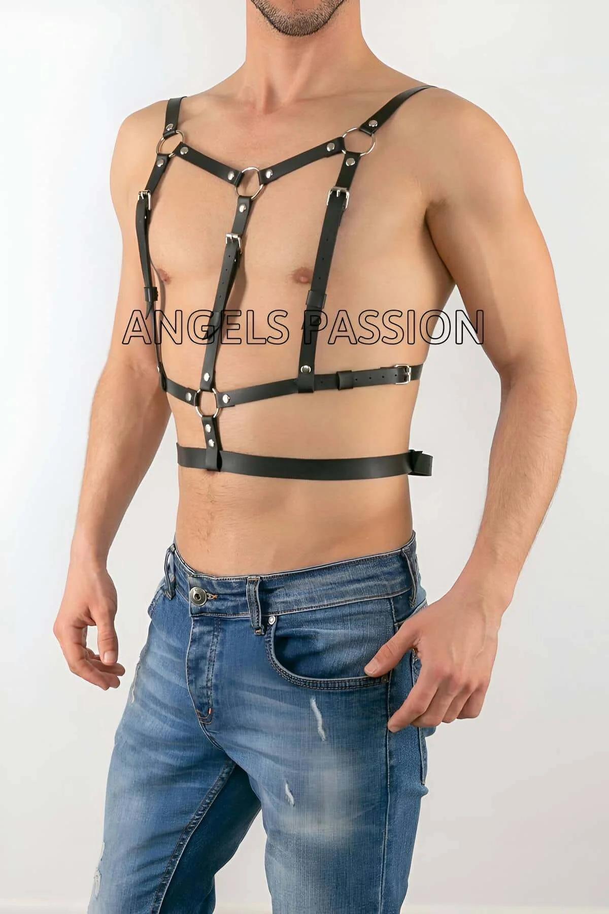 siyah vegan deri erkek harness gümüş metal toka ve perçin detayı ön görünüm