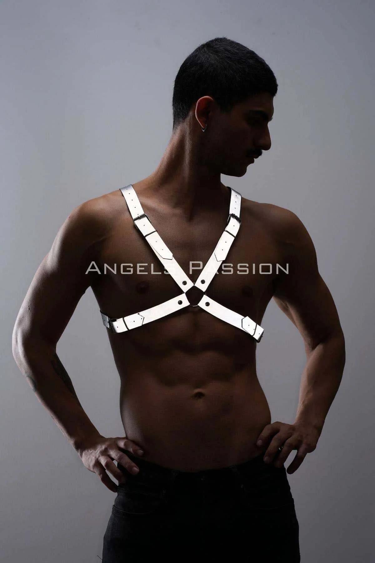 Karanlıkta yansıyan beyaz reflektör bantlı erkek harness ön X-çapraz görünüm