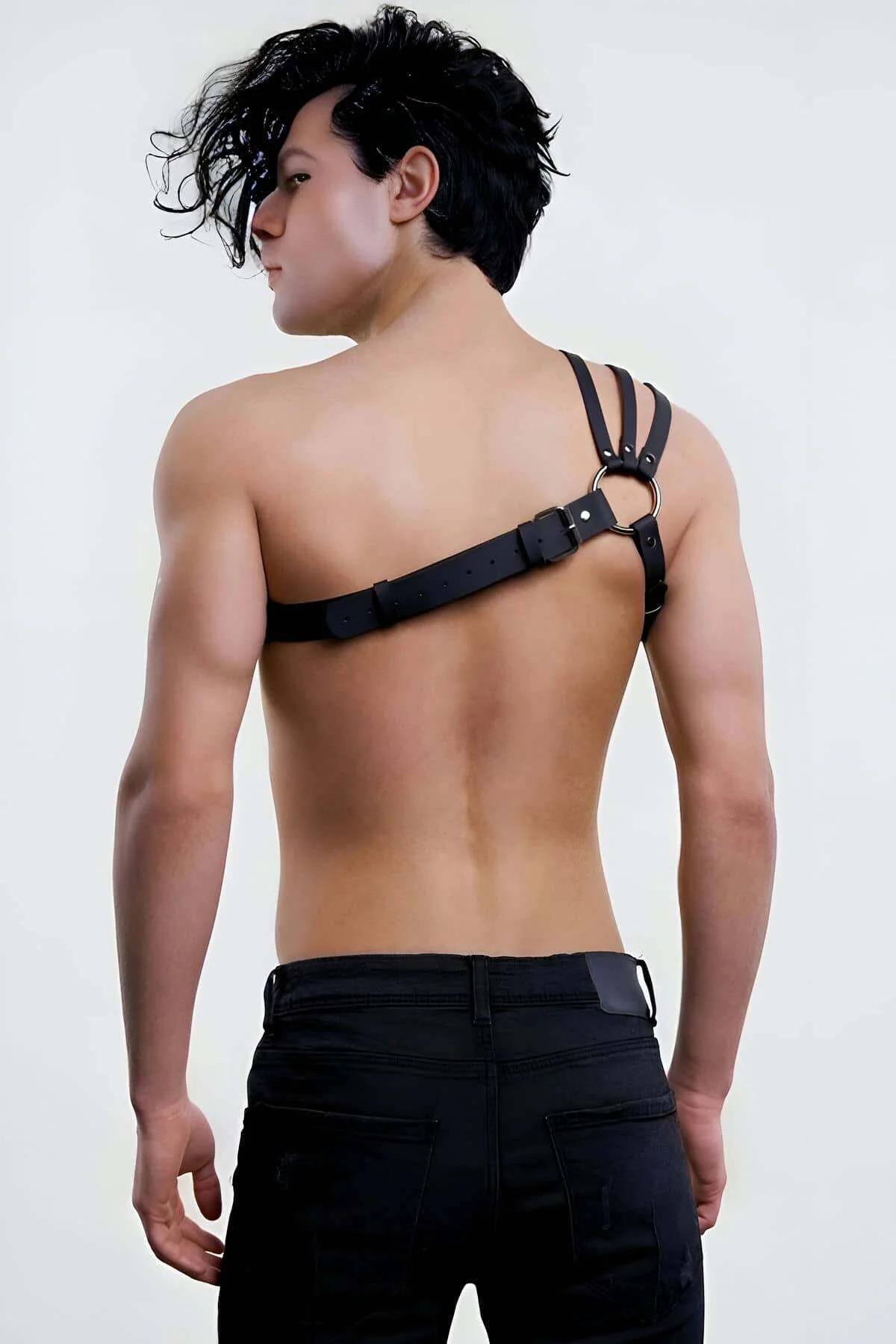 erkek fantazi harness siyah PU deri omuz kayışları yakın çekim gümüş toka