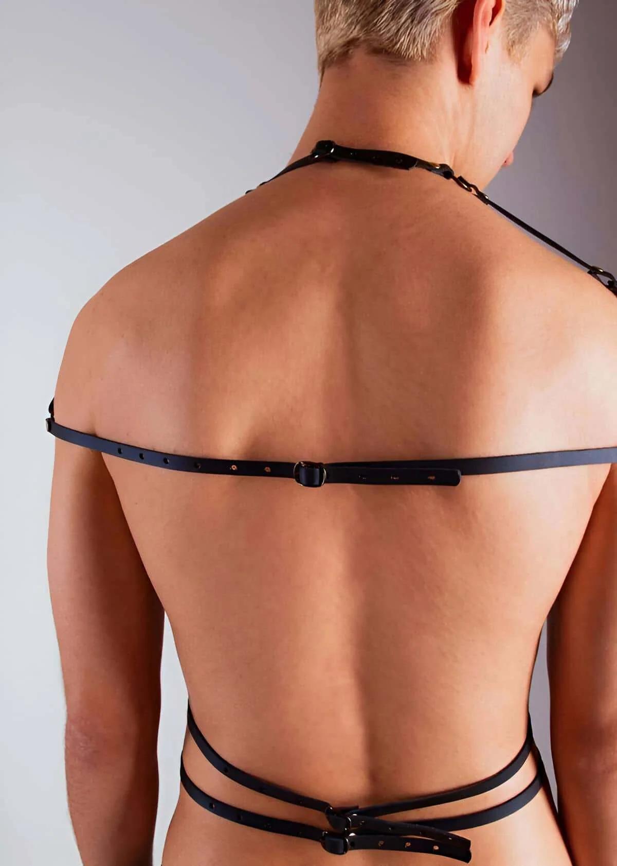 Siyah vegan deri erkek harness omuz ve göğüs bant düzeni antik bronz perçin detay