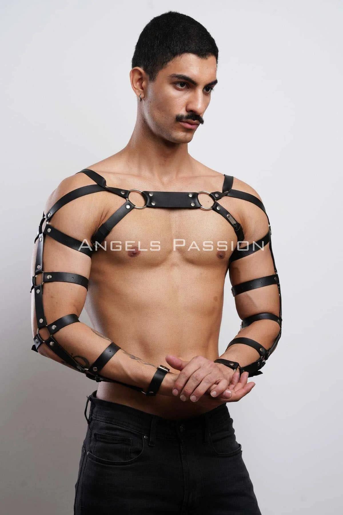Siyah mat PU deri erkek harness seti, tüm kayışlar gümüş tokalı ayarlanabilir, önden tam görünüm
