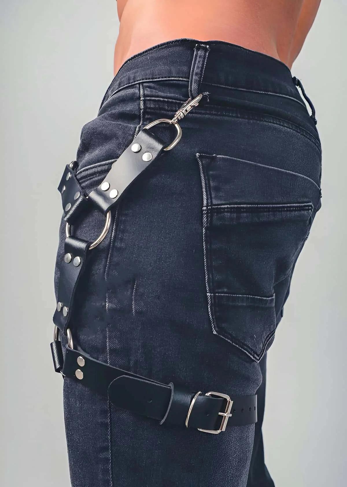 siyah PU suni deri bacak harness gümüş metal perçin ve O-ring yakın plan detay