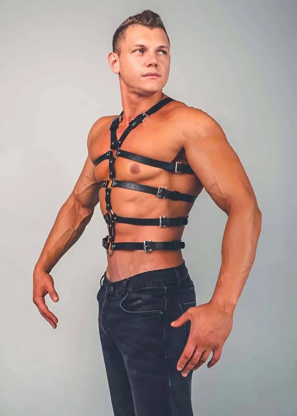 Siyah suni deri erkek harness, 6 gümüş toka ve 4 yatay bant, göğüs V form çapraz bant