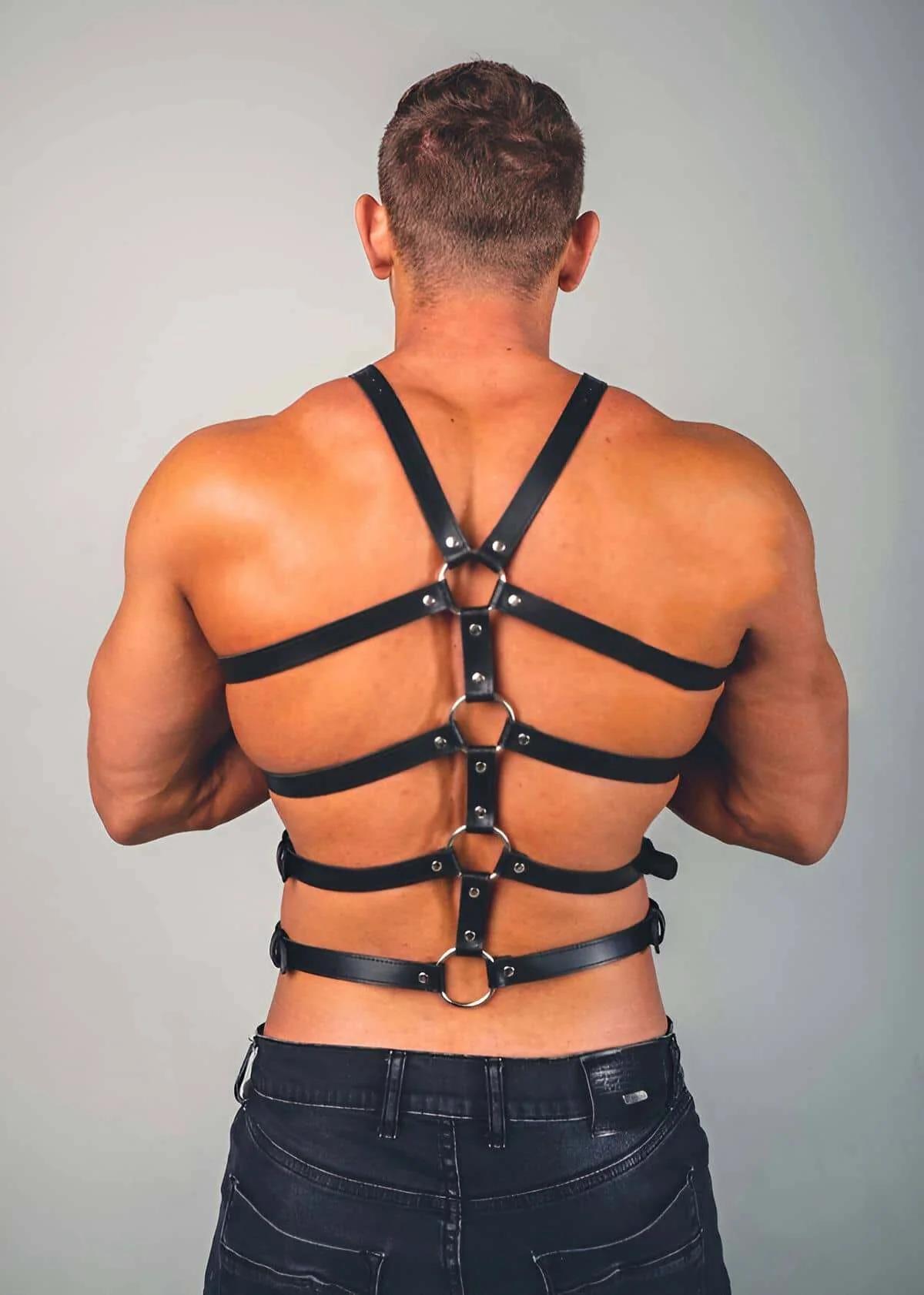 Siyah suni deri erkek harness yan görünüm, ayarlanabilir gümüş çelik toka detayı
