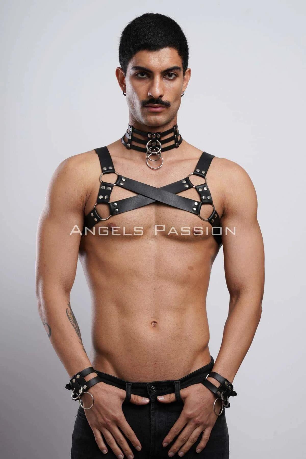 Erkek partywear siyah PU deri göğüs harness gümüş O-halka ve perçin detay yakın çekim